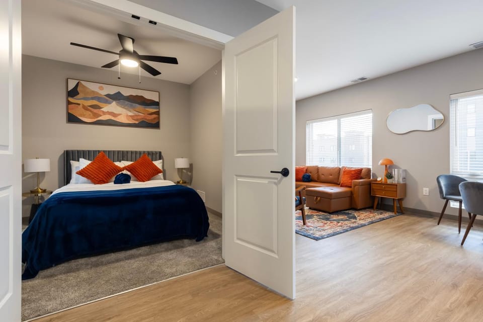 Bed, Photo of the whole room, Seating area, Bedroom