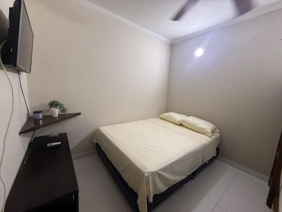 Bed, TV and multimedia, Bedroom