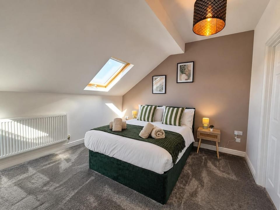 4 Bed 3 Bath Parking & WiFi Long Stays Welcome House in Walsall