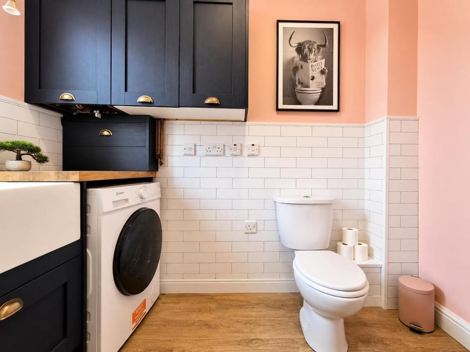 4 Bed 3 Bath Parking & WiFi Long Stays Welcome House in Walsall