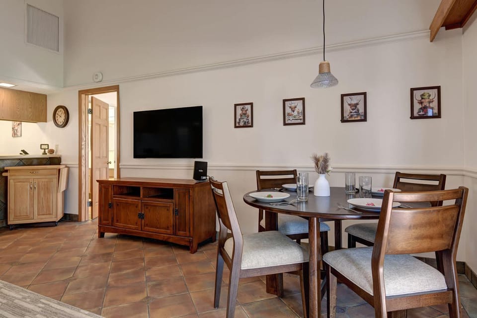 Relaxing 2 Bedroom Palm Resort Escape House in Palm Desert