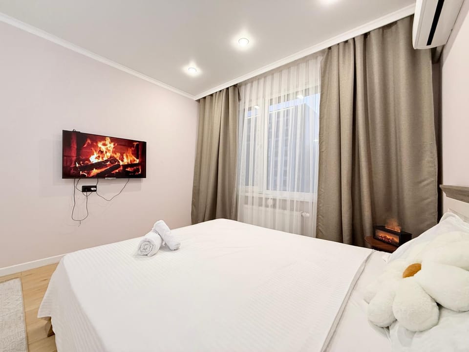Bed, TV and multimedia, Bedroom, towels