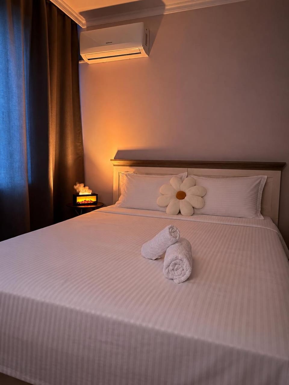 Bed, towels, air conditioner