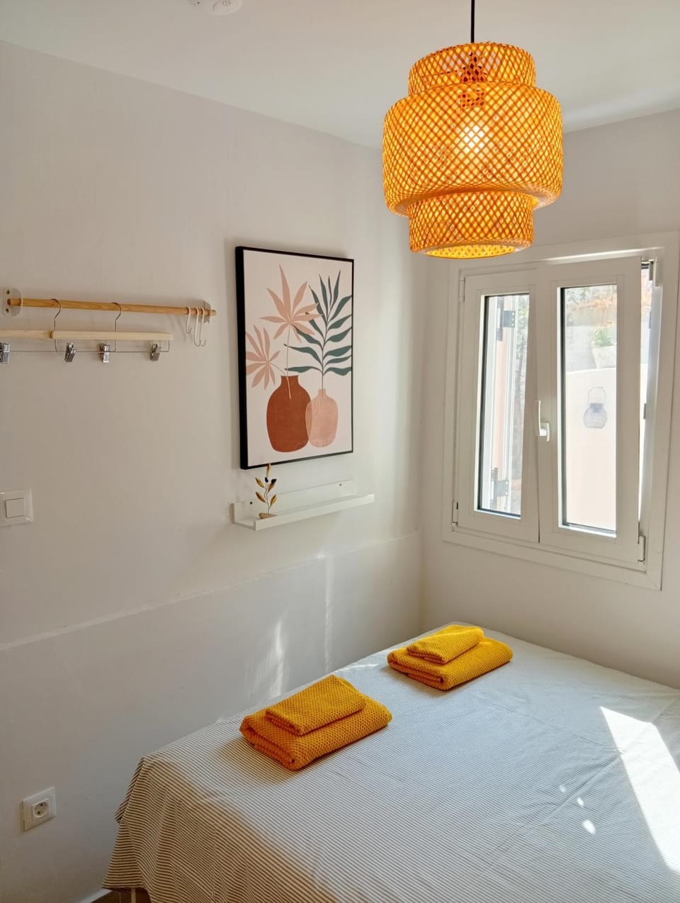 Bed, towels