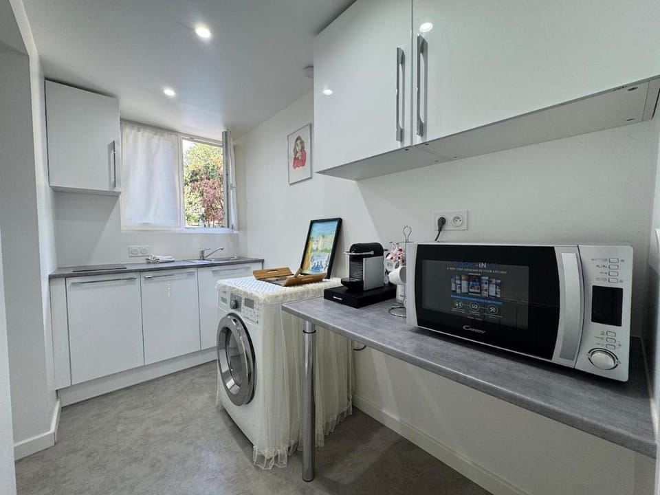 Kitchen or kitchenette, washing machine