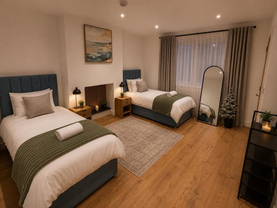 Spacious 5 Bedrooms 2 Bathrooms House -10 Beds - Driveway Parking - Hot Tub - Garden House in Cardiff