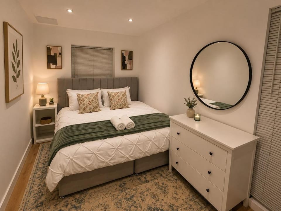 Spacious 5 Bedrooms 2 Bathrooms House -10 Beds - Driveway Parking - Hot Tub - Garden House in Cardiff