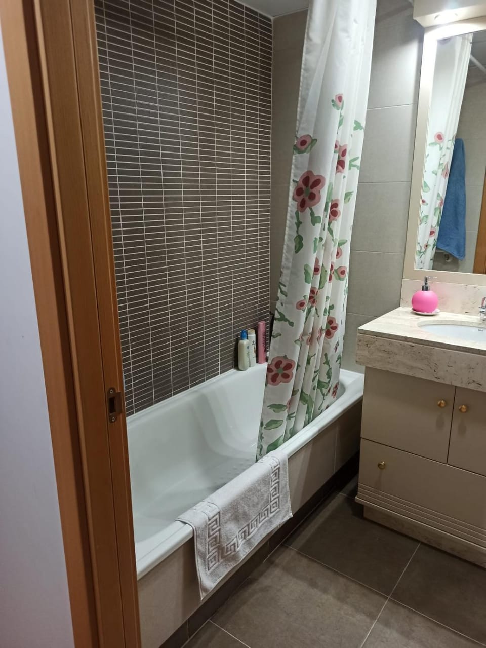 Shower, Bathroom, Bath, towels
