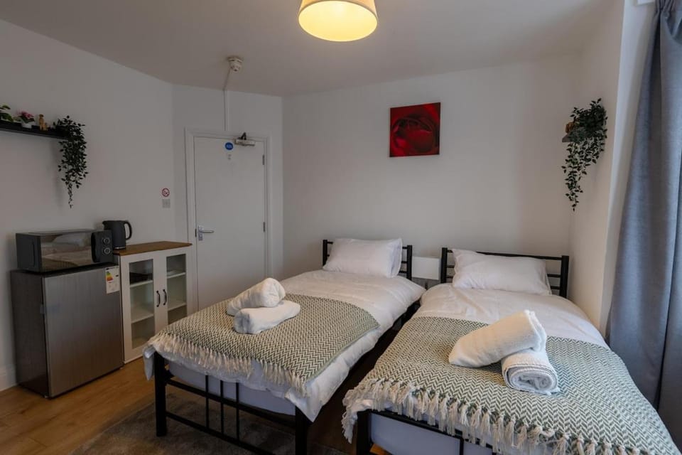 Darwin - Double Room with Amenities, Smart TV Shared Bathroom Bed and Breakfast in Cambridge