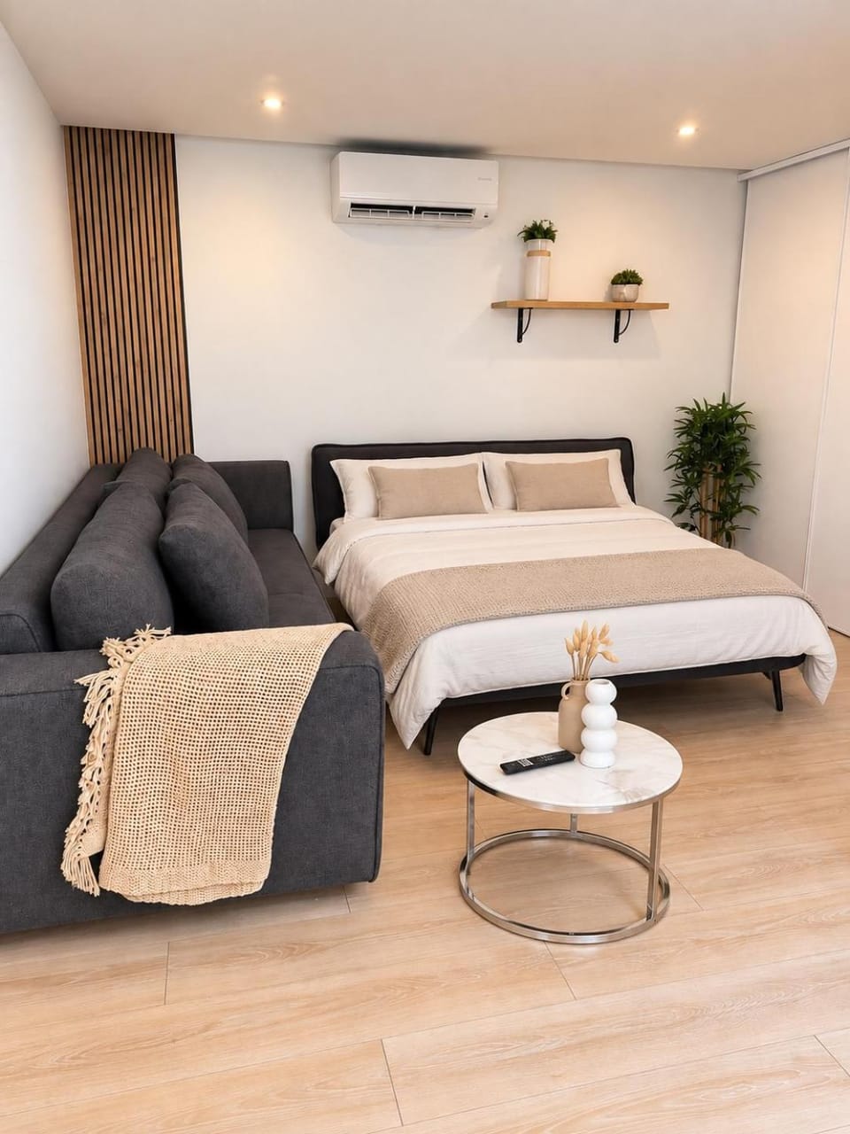 Bed, Living room, Photo of the whole room, Seating area, towels