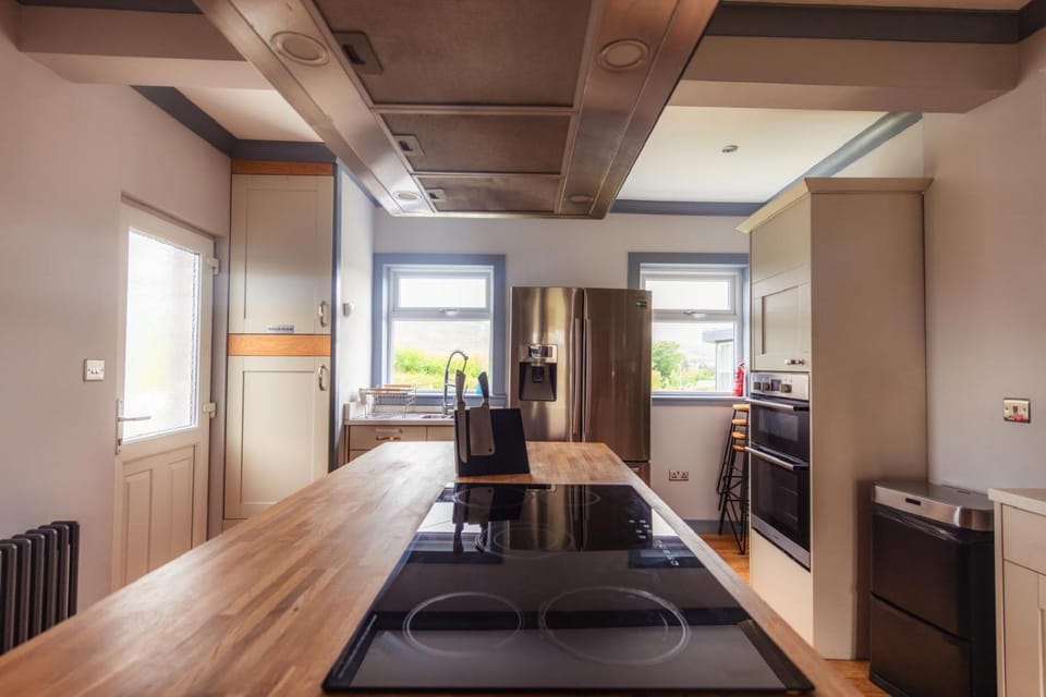 Elegant Portree Cottage with Hot Tub Hamara House in Portree
