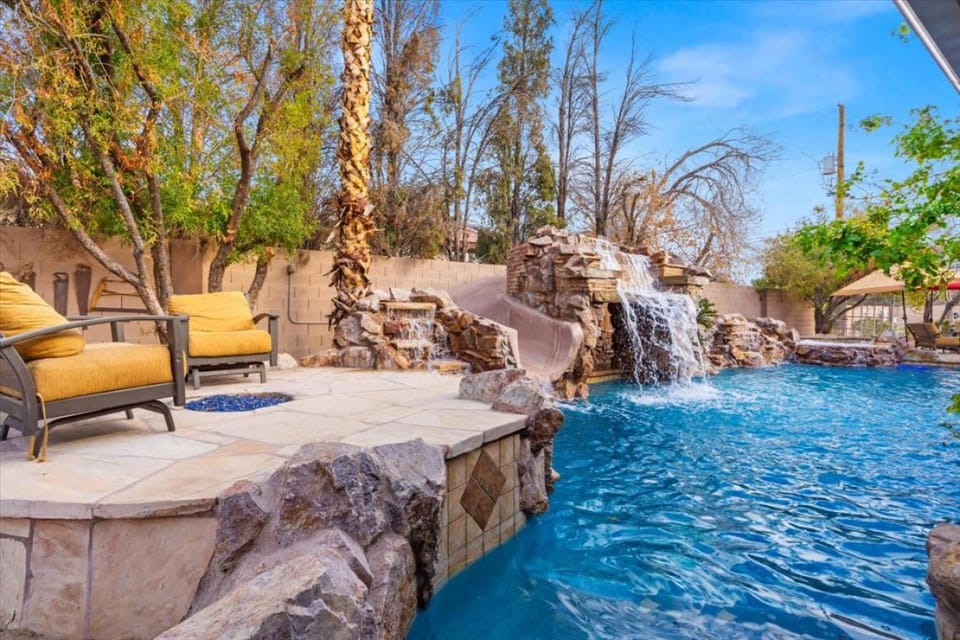 (Las Vegas Lux-Pool-Hot Tub House in Paradise