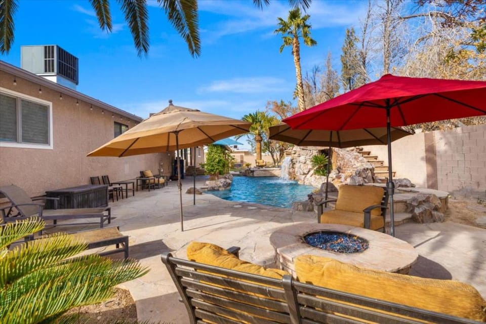 (Las Vegas Lux-Pool-Hot Tub House in Paradise