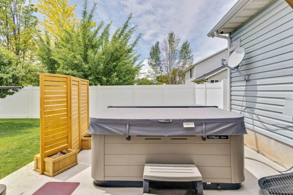 Hot Tub Haven-EV Charger House in Orem
