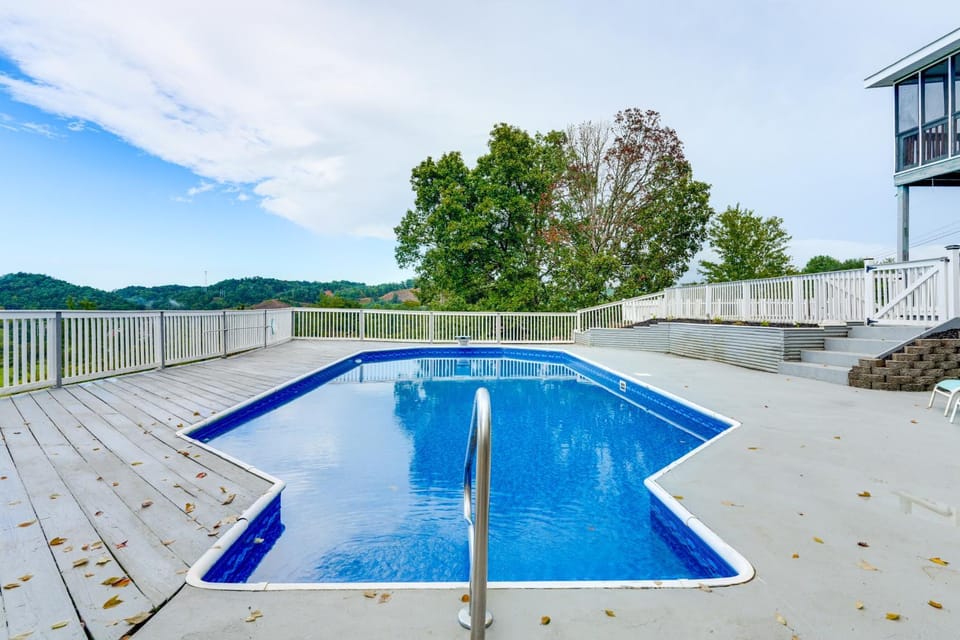 Soak & Stay! Hot Tub Access Near Bristol Speedway Apartment in Bristol