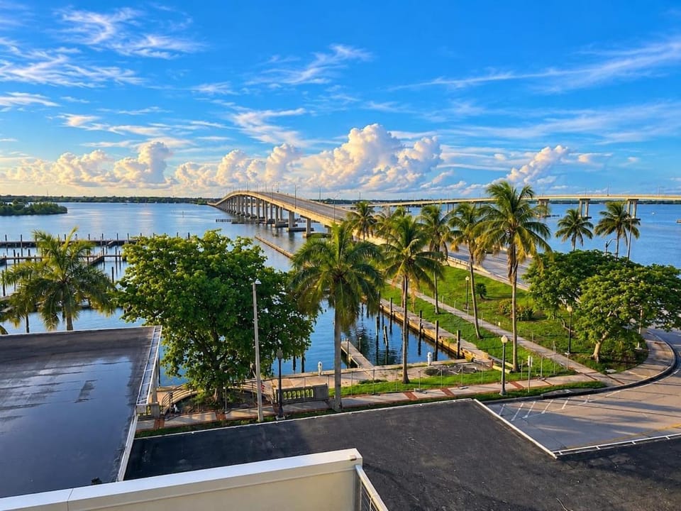 Sunset Paradise Apartment, Pool, River View Apartment in Fort Myers