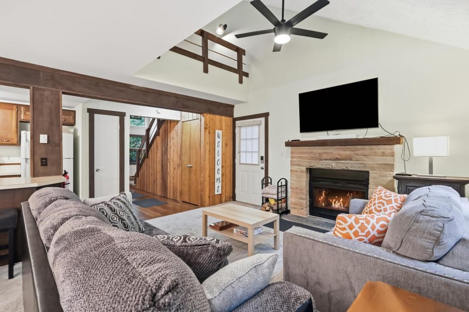 Living room, Seating area, Evening entertainment, fireplace