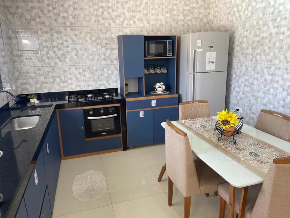Kitchen or kitchenette, Dining area, oven