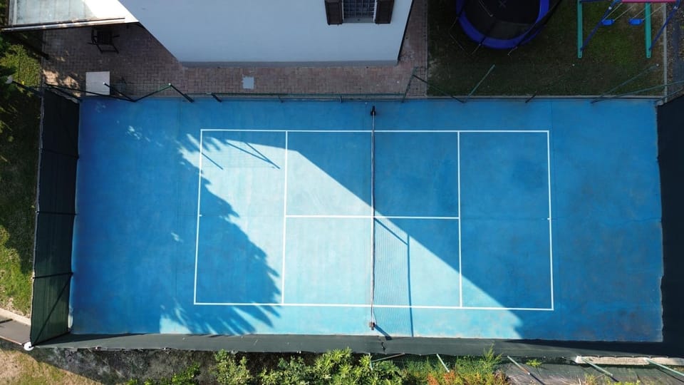 Day, Tennis court