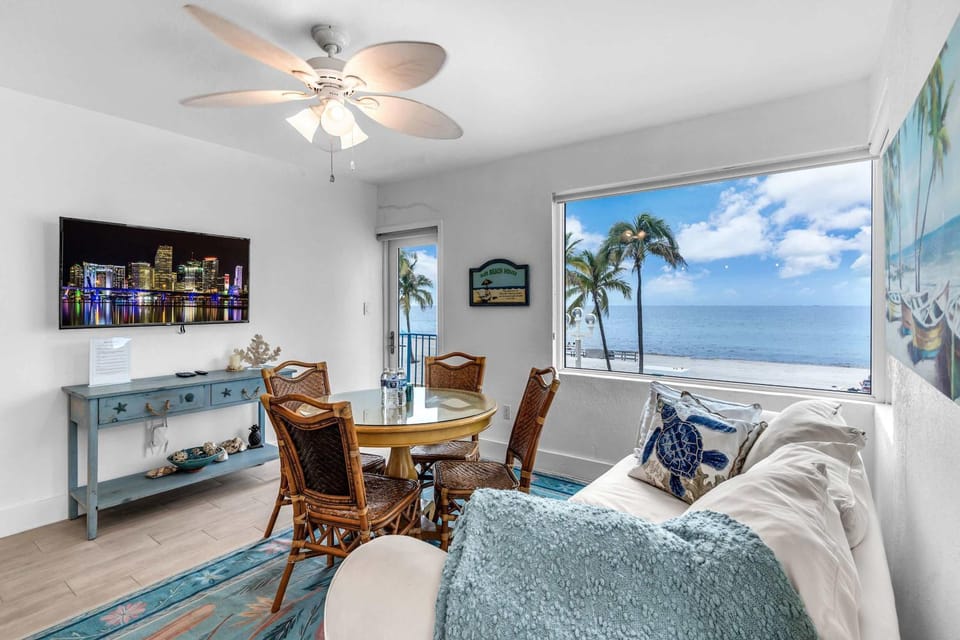Between Sky & Ocean - Beachfront Apartment in Hollywood Beach