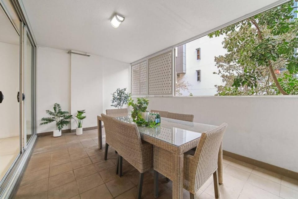 Spacious Mascot 2BR near Airport Apartment in Mascot