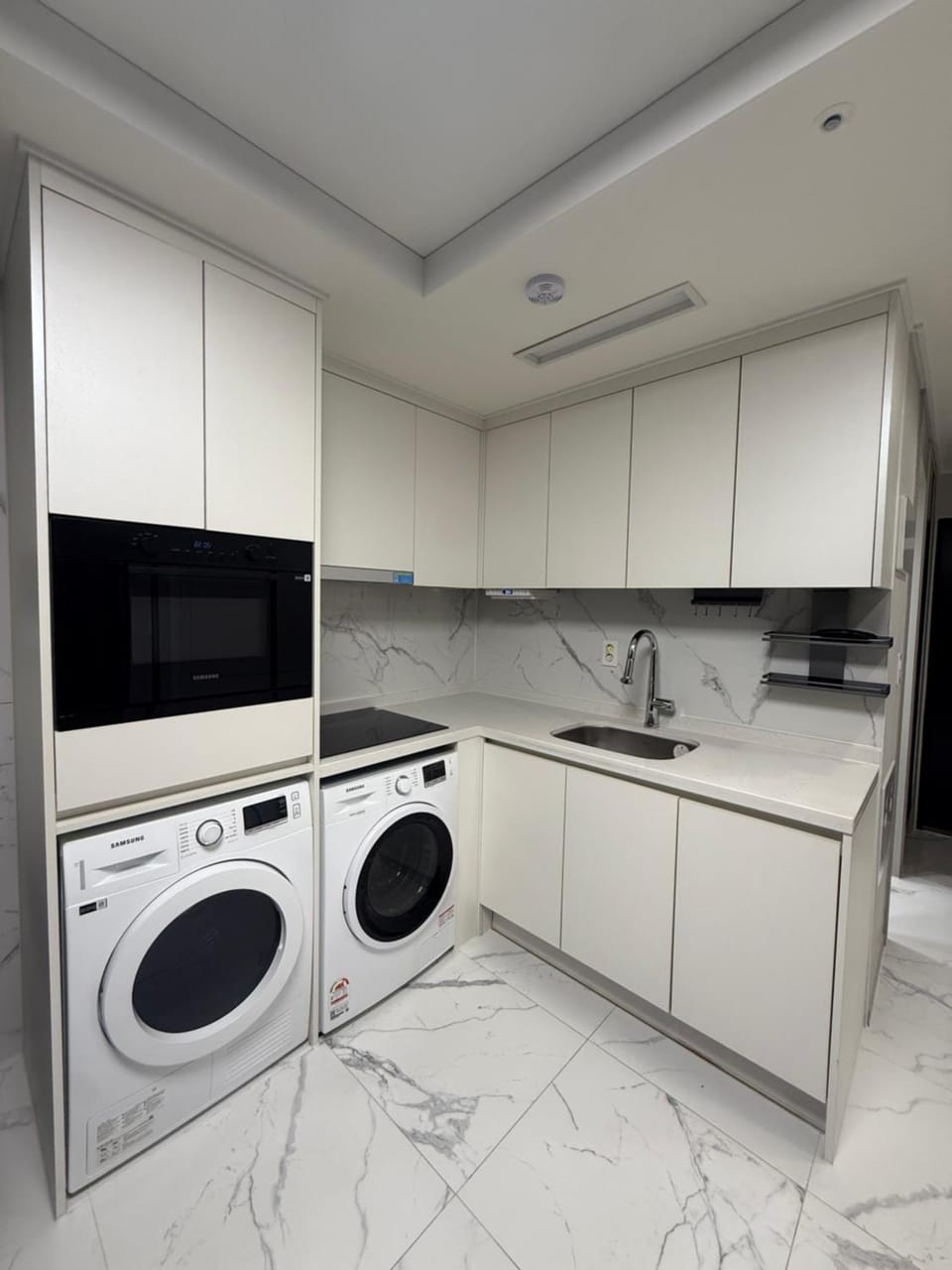 Kitchen or kitchenette, washing machine, dryer