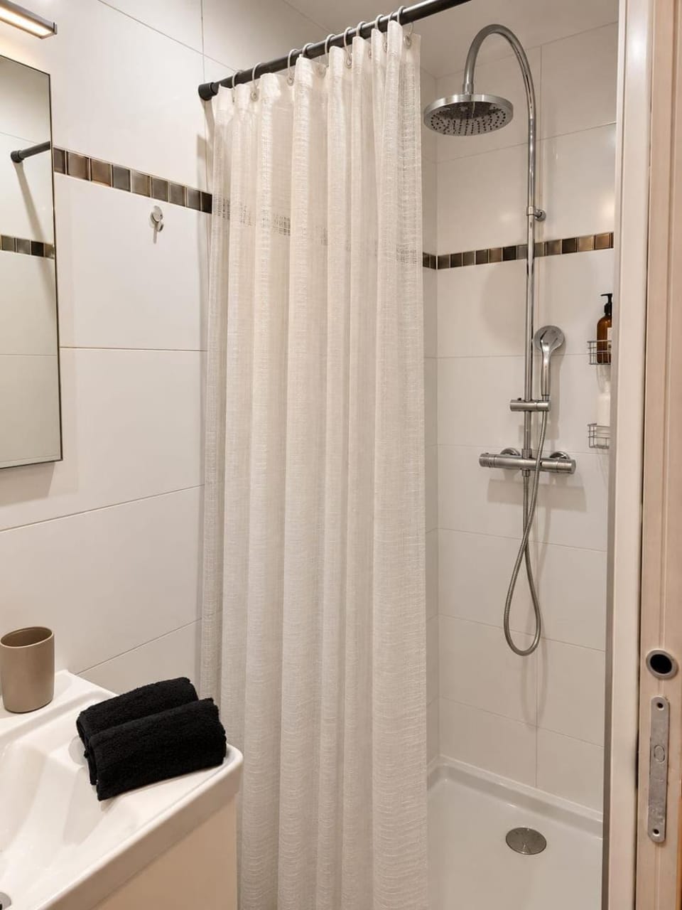 Maisonnette Charme et confort avec terrasse 20 min de Paris proche Disney Apartment in Gagny