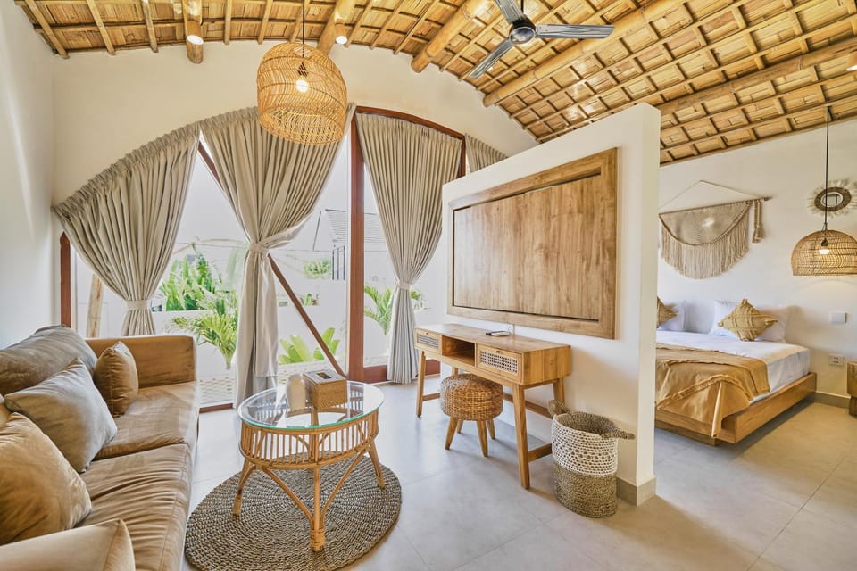 Bed, TV and multimedia, Seating area, Bedroom, air conditioner