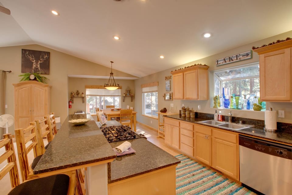 Walk to Lake! Spacious Tahoe Retreat w/ Yard House in Al Tahoe