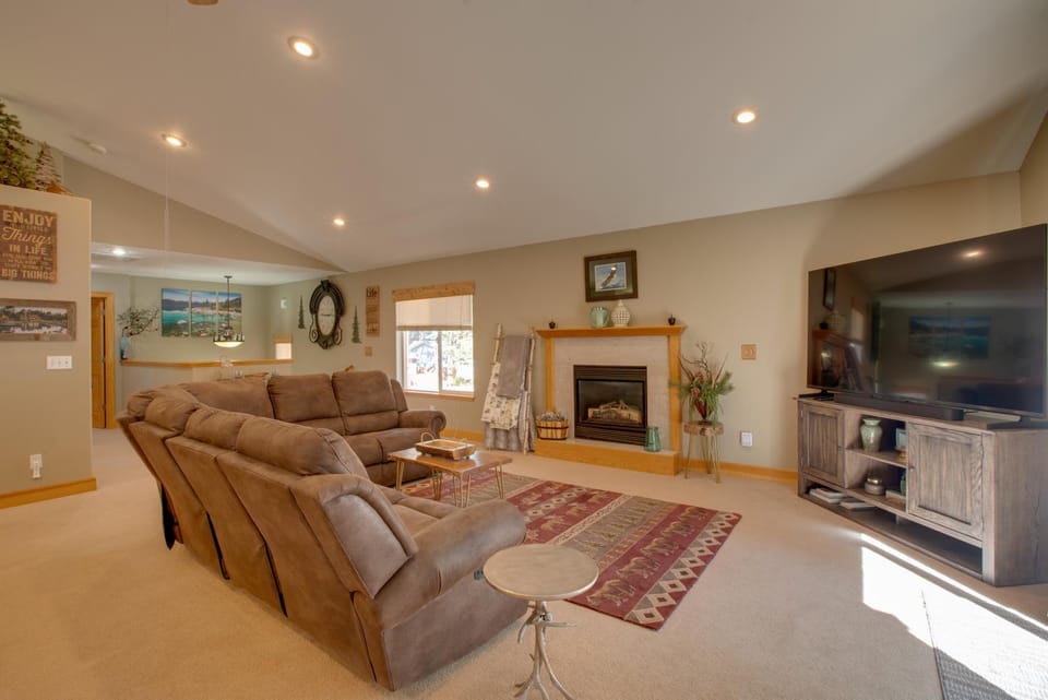 Walk to Lake! Spacious Tahoe Retreat w/ Yard House in Al Tahoe