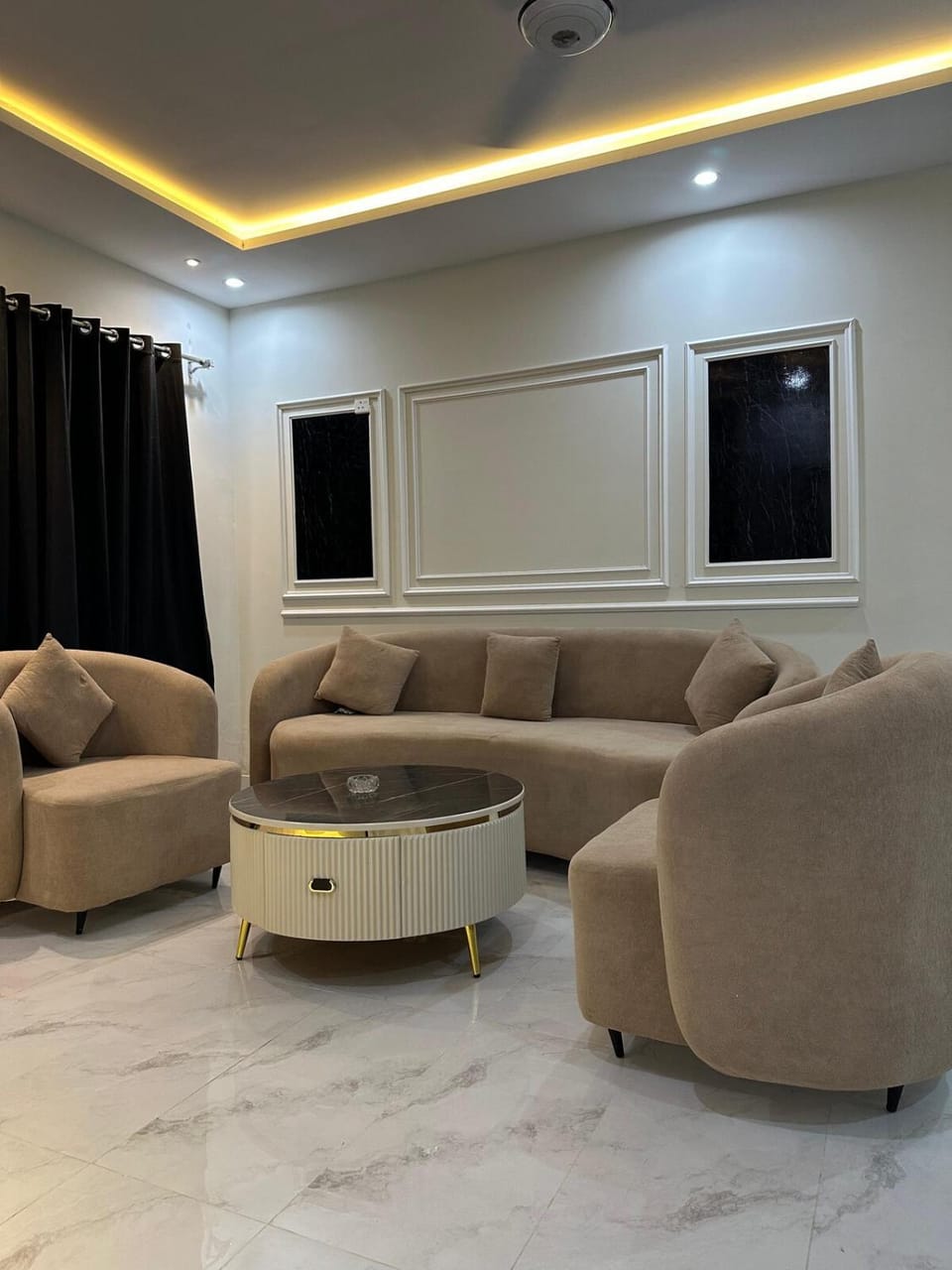 Central 2BR Flat with Fast Wi-Fi & Parking Phase 8 Apartment in Islamabad