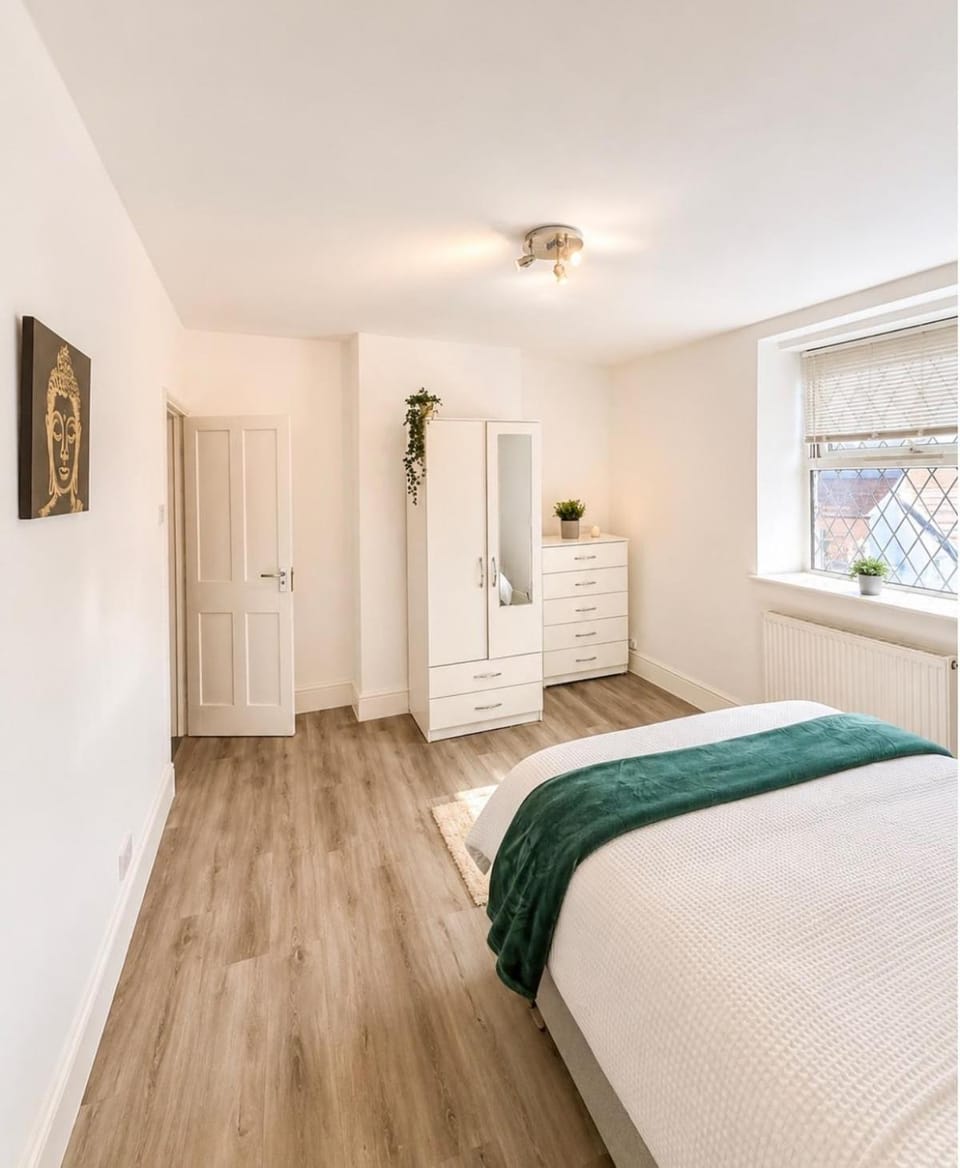 Home Away From Home 4-Bed St George Apartment in Bristol