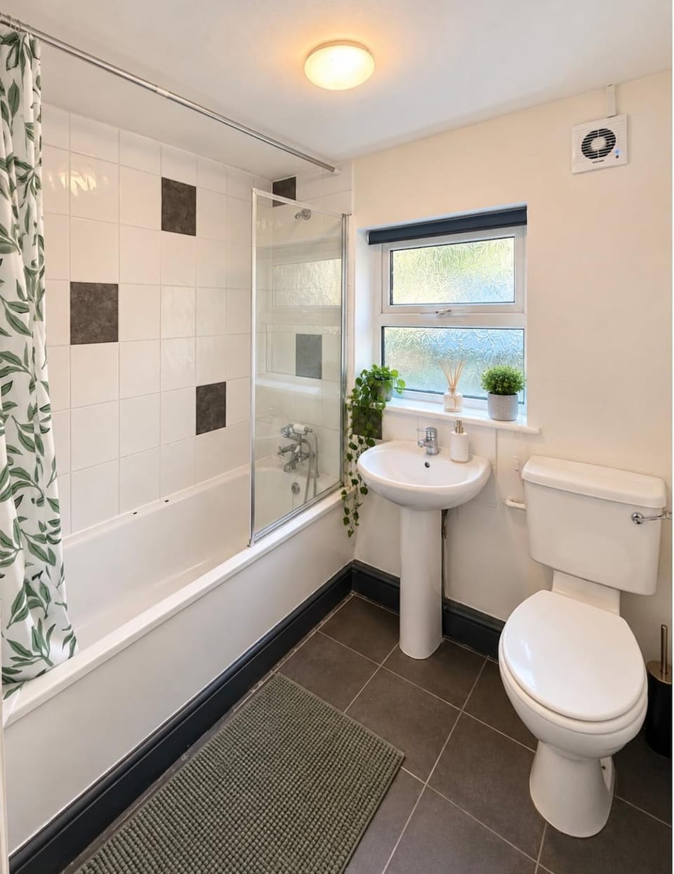 Home Away From Home 4-Bed St George Apartment in Bristol
