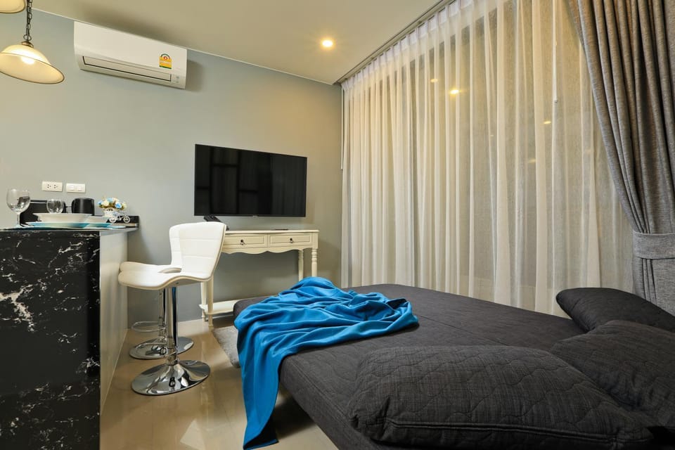 TV and multimedia, Living room, Seating area, air conditioner