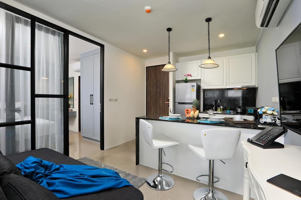 TV and multimedia, Kitchen or kitchenette, Living room, Seating area, stove, air conditioner