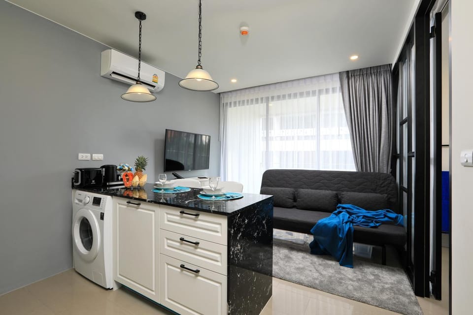 TV and multimedia, Coffee/tea facilities, Kitchen or kitchenette, Living room, Seating area, Dining area, toaster, washing machine