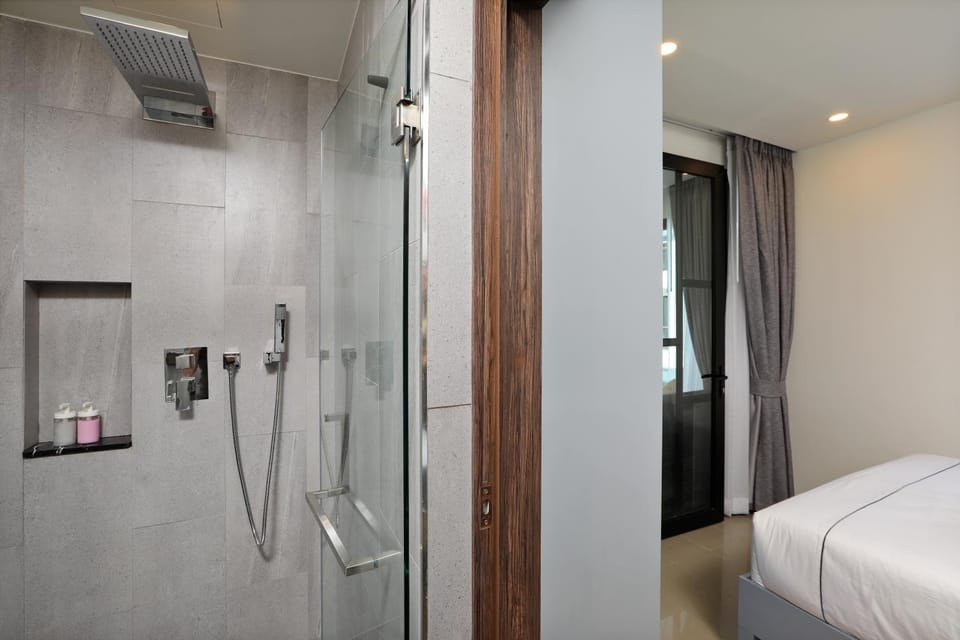 Shower, Bed, Bathroom, Bedroom, towels