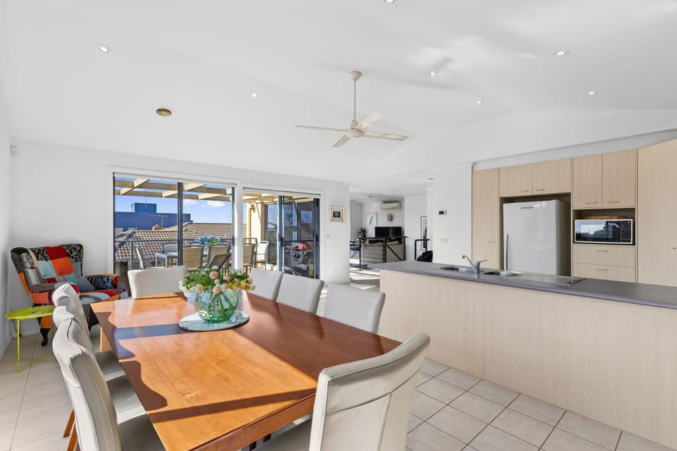 Beach Road Retreat Pet Friendly Walk to Beach House in Torquay