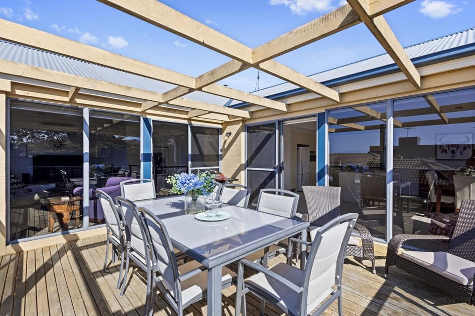 Beach Road Retreat Pet Friendly Walk to Beach House in Torquay