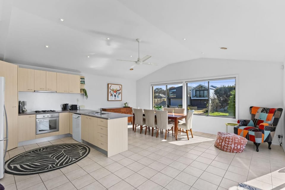 Beach Road Retreat Pet Friendly Walk to Beach House in Torquay