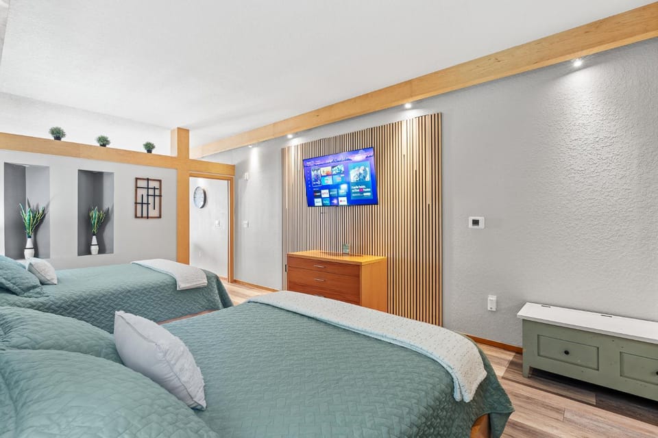 Bed, TV and multimedia, Photo of the whole room, Bedroom