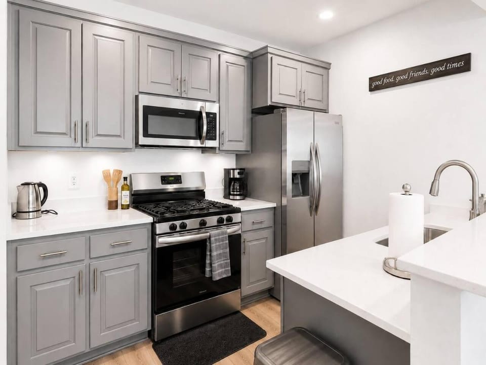 Upscale 1BR - Downtown - Steps to Bathhouse Row - 3rd Floor - No Elevator -Stairs Access Only Apartment in Hot Springs