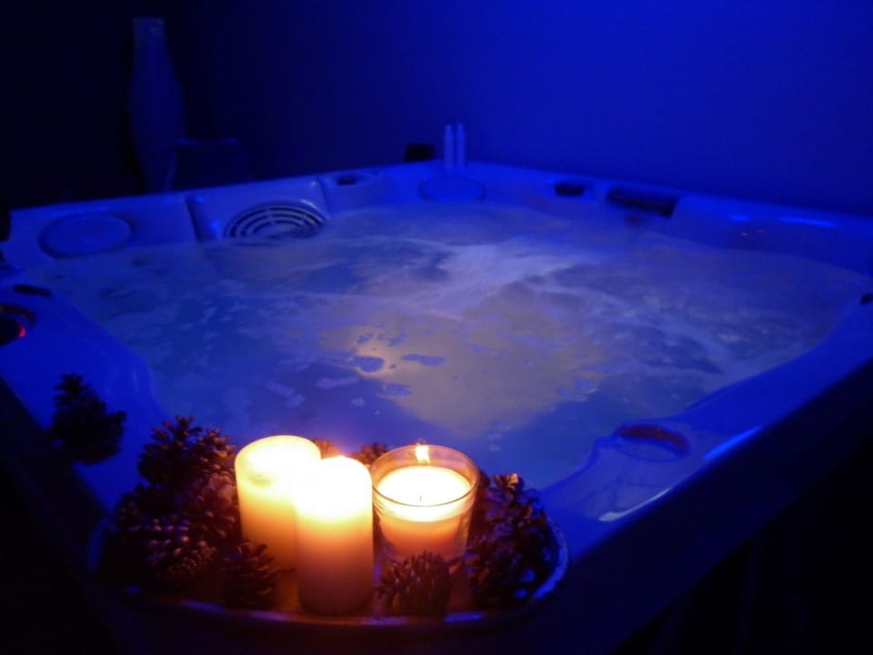 Hot Tub, Bathroom