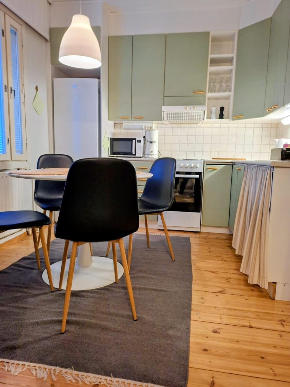 Coffee/tea facilities, Kitchen or kitchenette, Dining area, microwave, oven, toaster