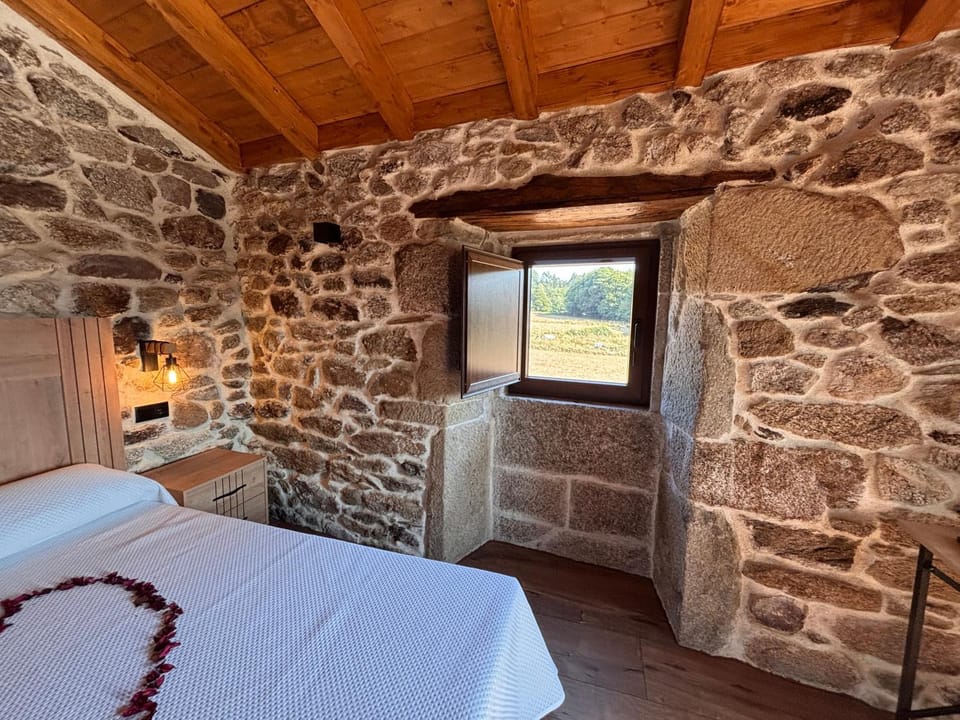 Photo of the whole room, Garden view