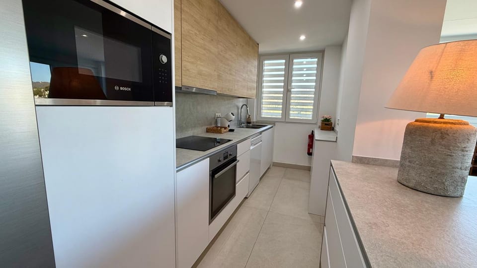 Coffee/tea facilities, Kitchen or kitchenette, oven, stove, kitchen