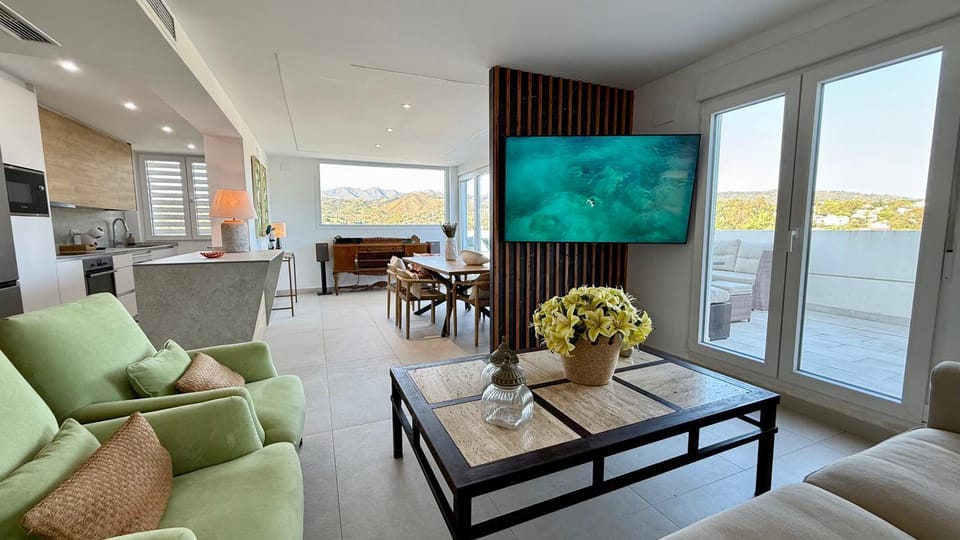 Communal lounge/ TV room, TV and multimedia, Living room, Dining area