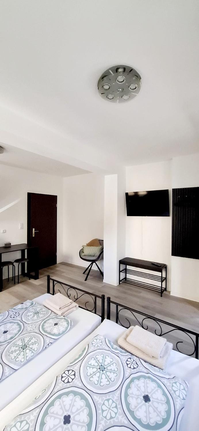 Studio mit Küche und eigenem Eingang hinter dem Haus Apartment in Heilbronn