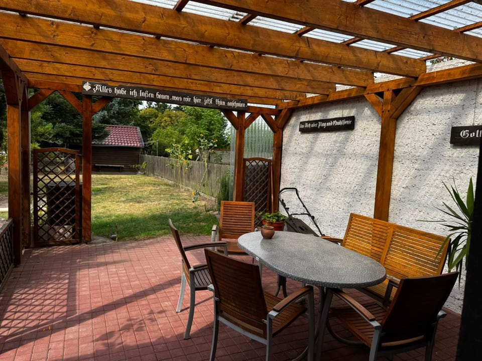 Patio, Day, Garden, Dining area, Garden view