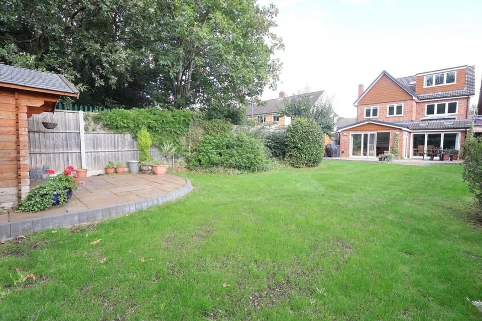 Cosy - 4 Bathrooms - Driveway - Work & Leisure House in The Royal Town of Sutton Coldfield